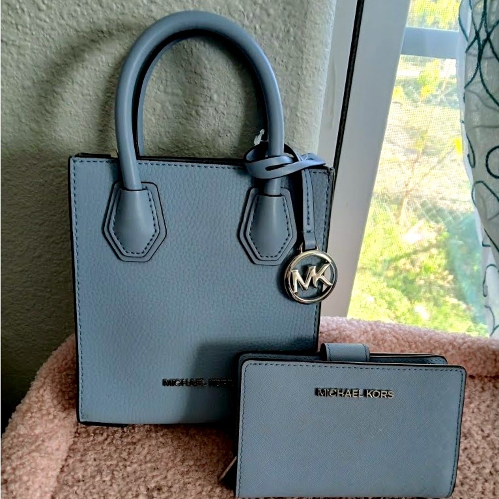 Michael Kors Mercer extra small with wallet
BRAND NEW
